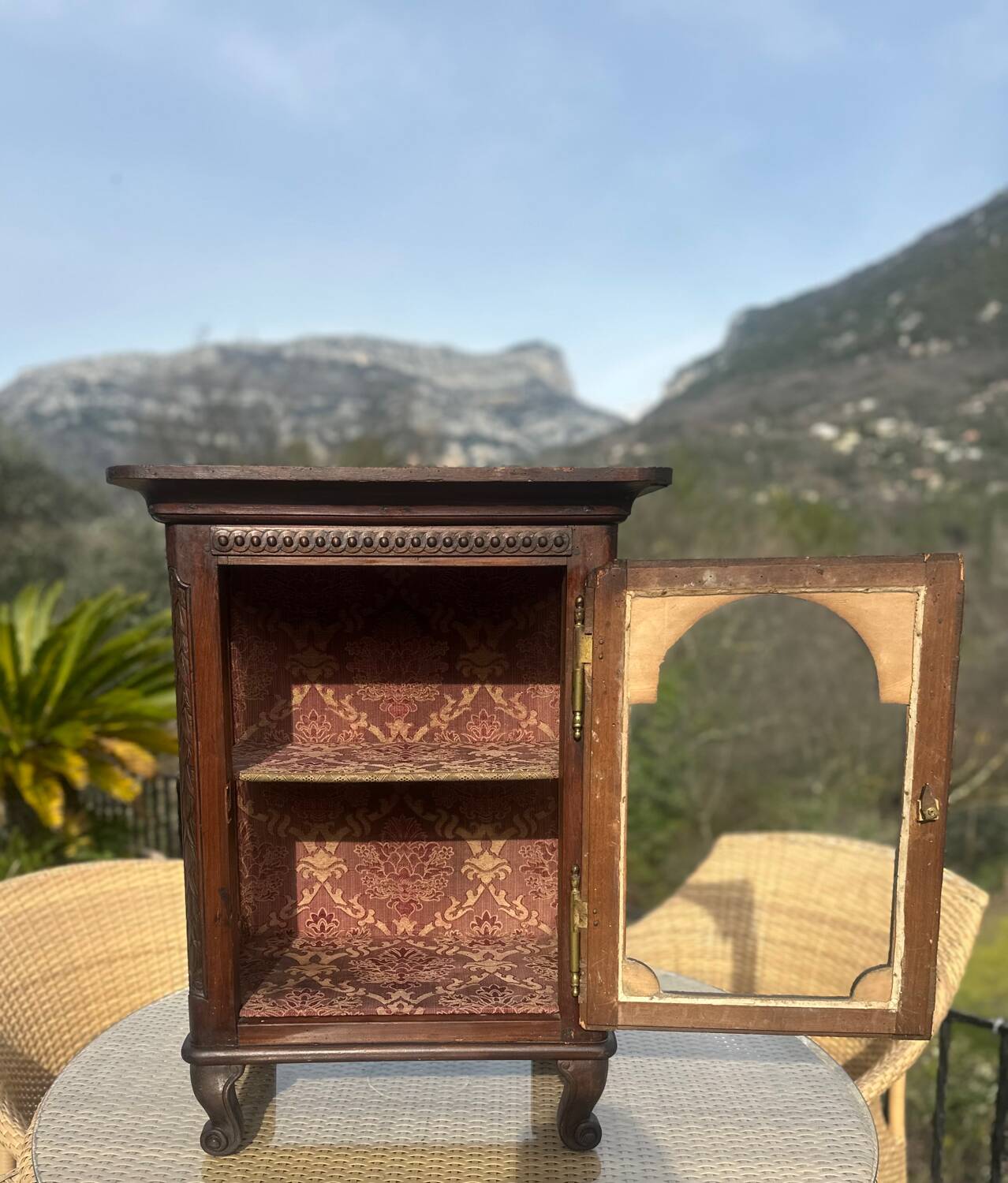 Small display cabinet to place in carved solid oak, 19th century.