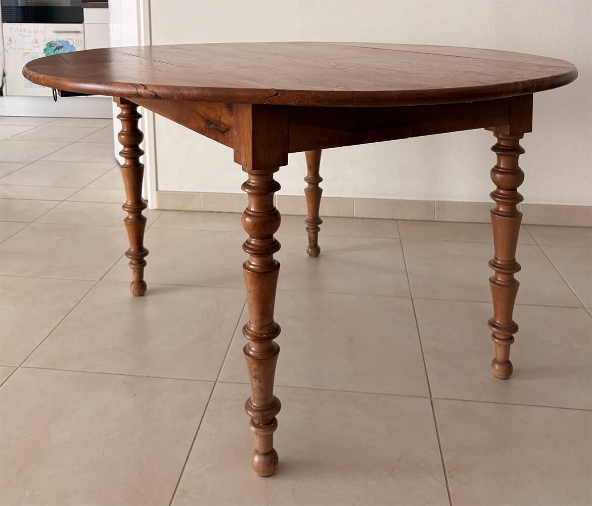 Round solid oak table with extensions, cabinetmaker's sliding mechanism,