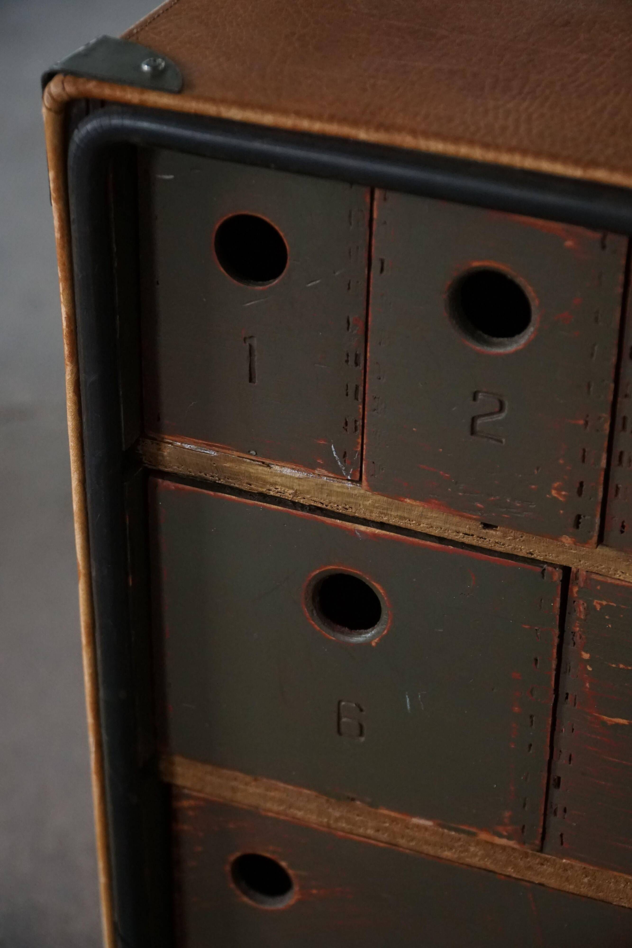 Vintage military-style trunk in leather and wood, late 20th century.