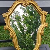 Classic Baroque/Louis XV style mirror. In old gold patinated wood. Palmette/Scroll/Blazon motif decor. Dim 46 x 27 cm