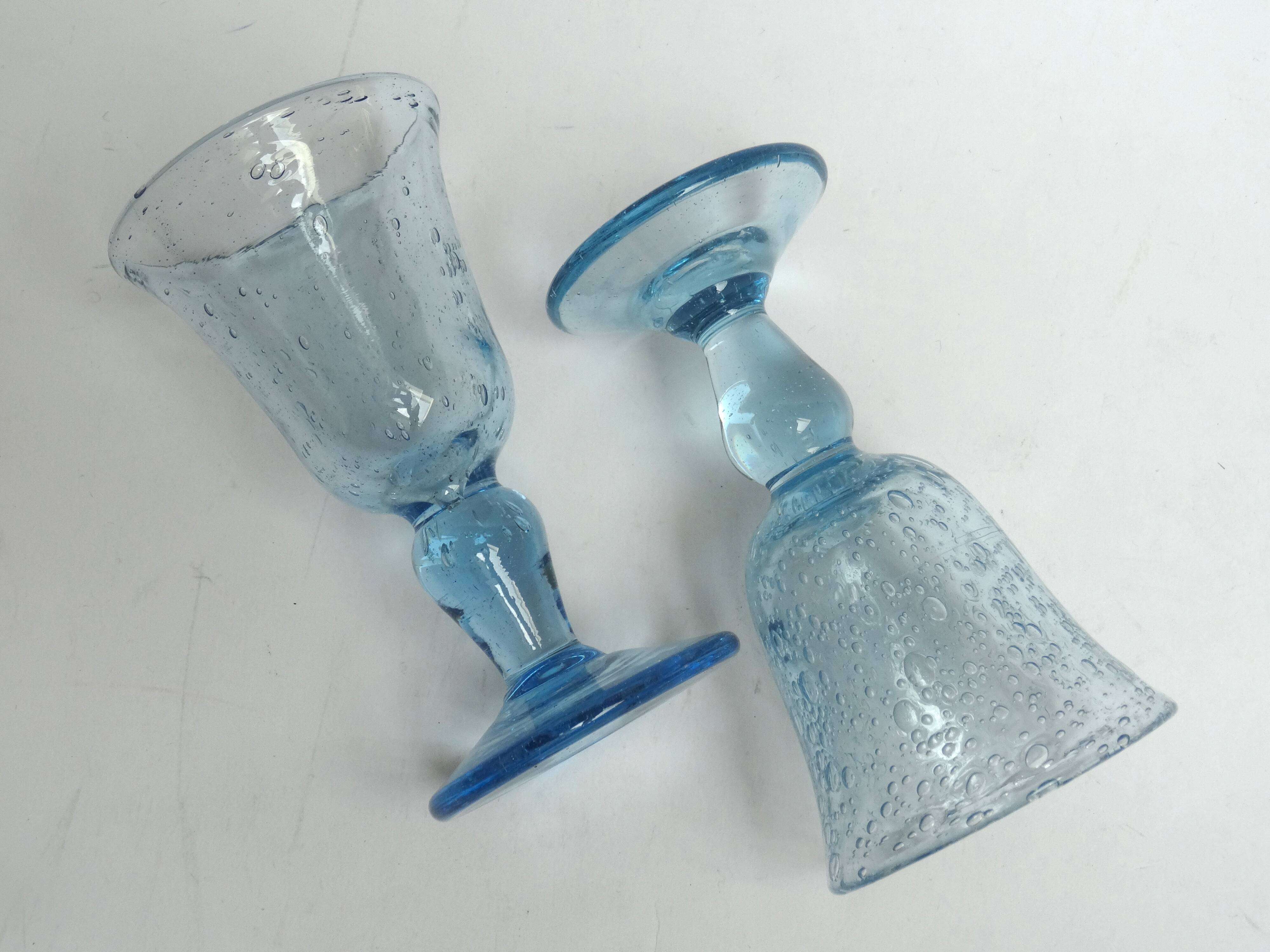 2 glasses with Biot liqueur