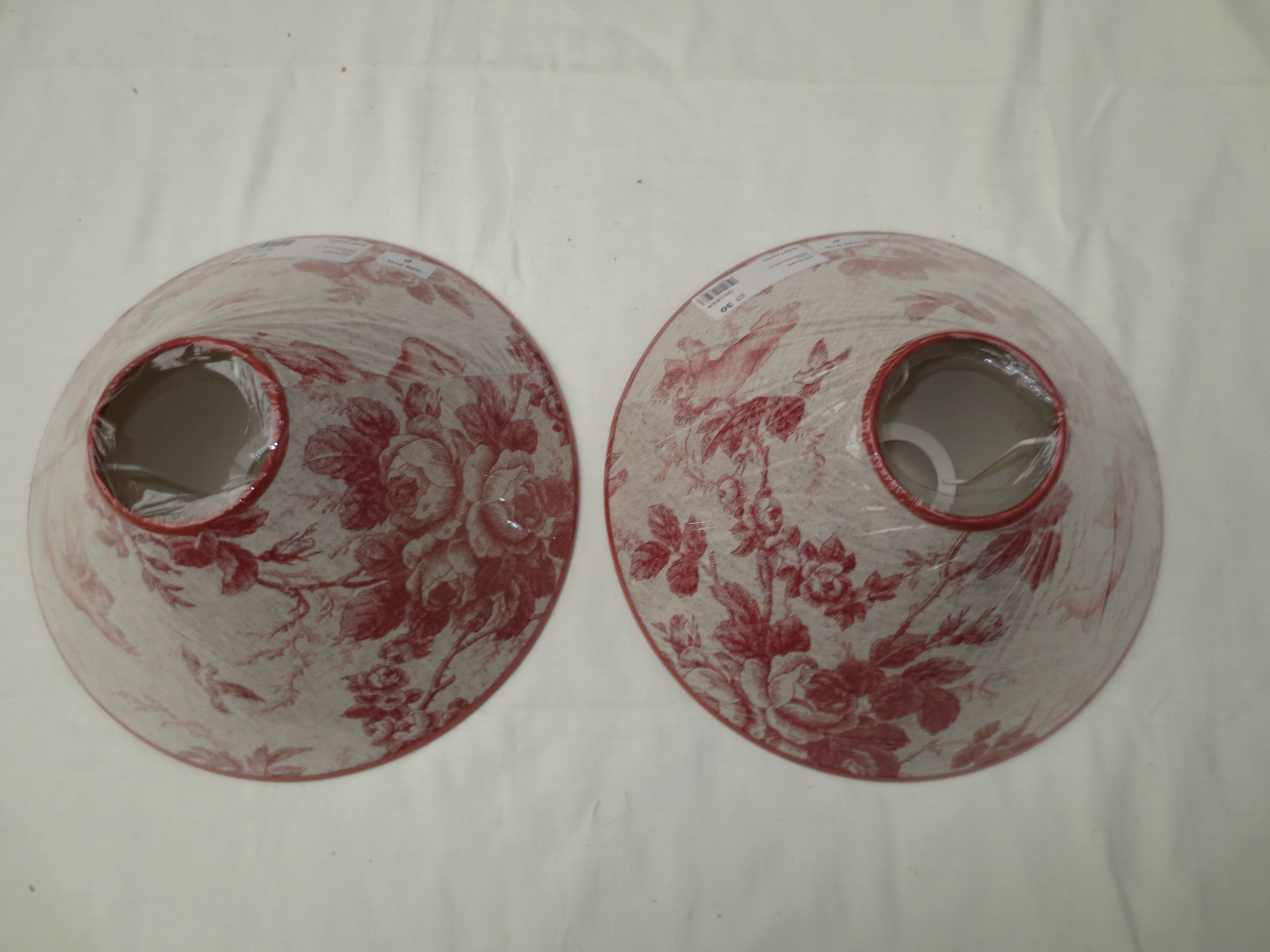 Paire d'abat_jour anciens en toile de jouy rose