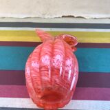 Ancien pichet Murano en verre soufflé rose avec une anse vintage