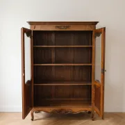 Vitrine en bois de merisier de style Régence