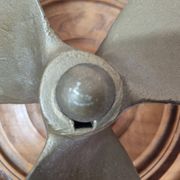 Hélice de bateau en bronze sur bois