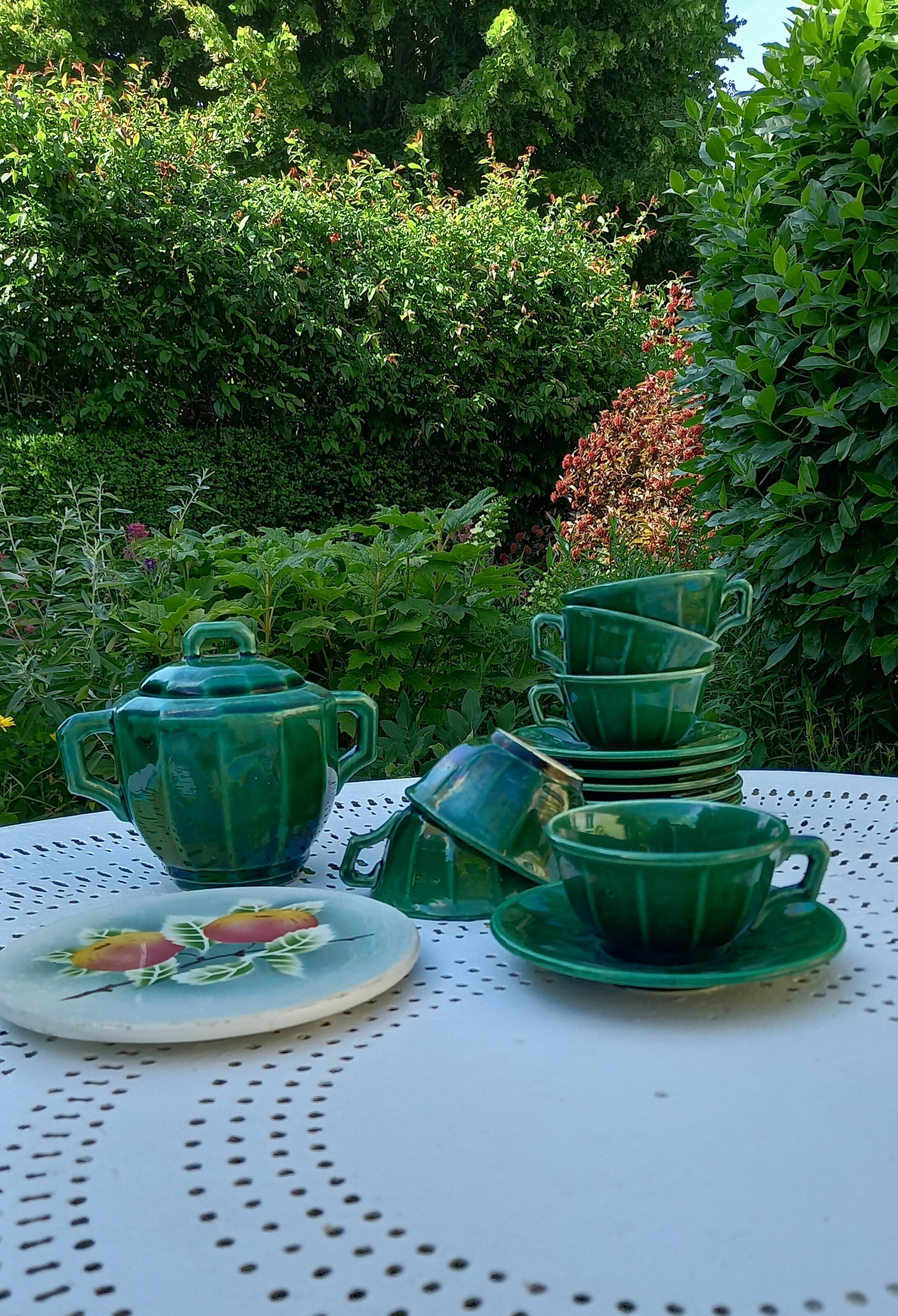 Iridescent green tea or coffee service in Lunéville K&G earthenware. 6 cups and an Art Deco sugar bowl