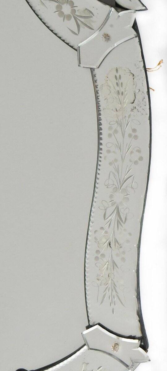 Oval mirror called Venice