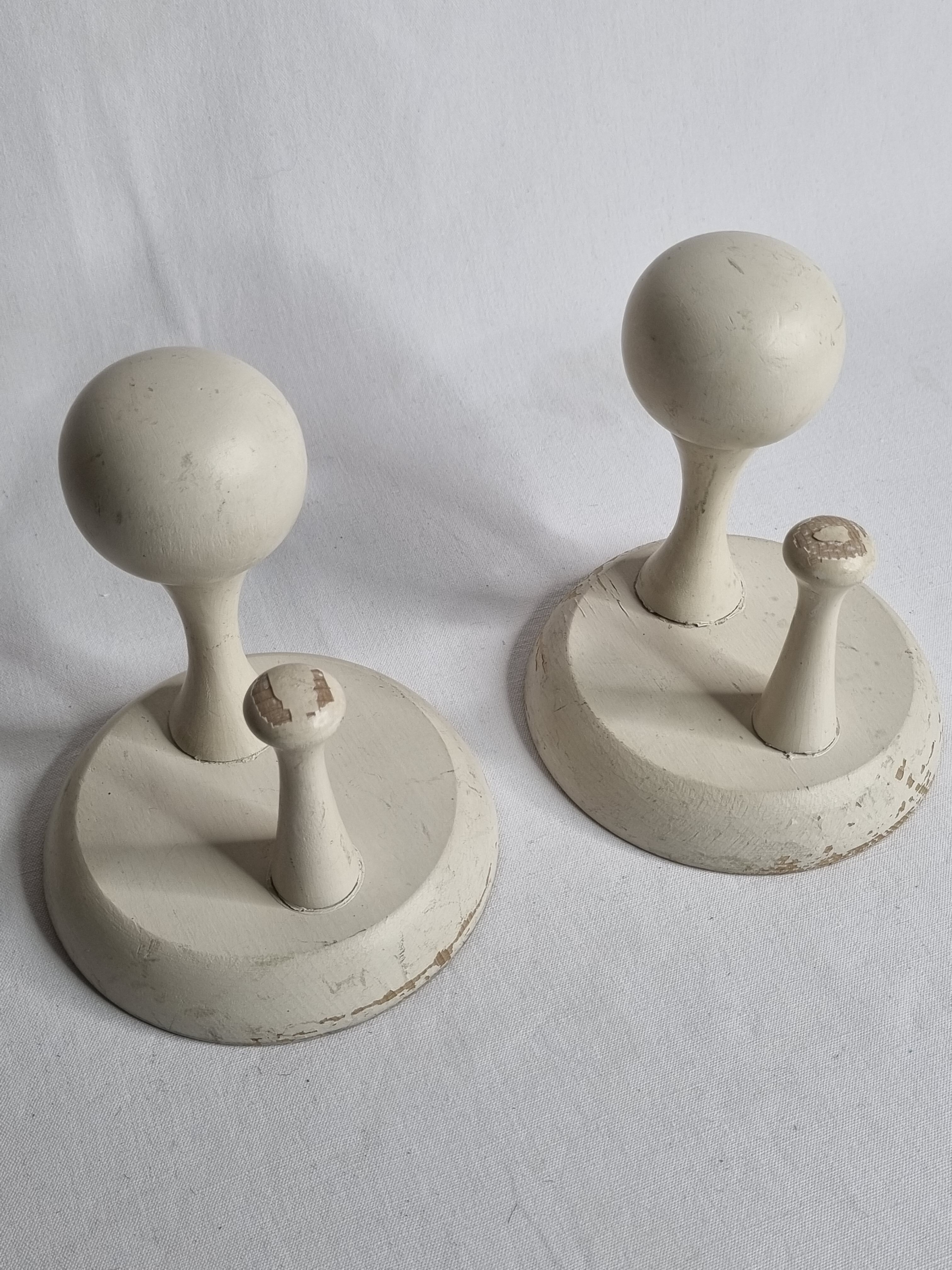 Paire de patères en bois laqué blanc