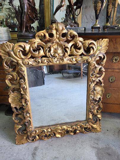 Miroir en bois dore a coquille