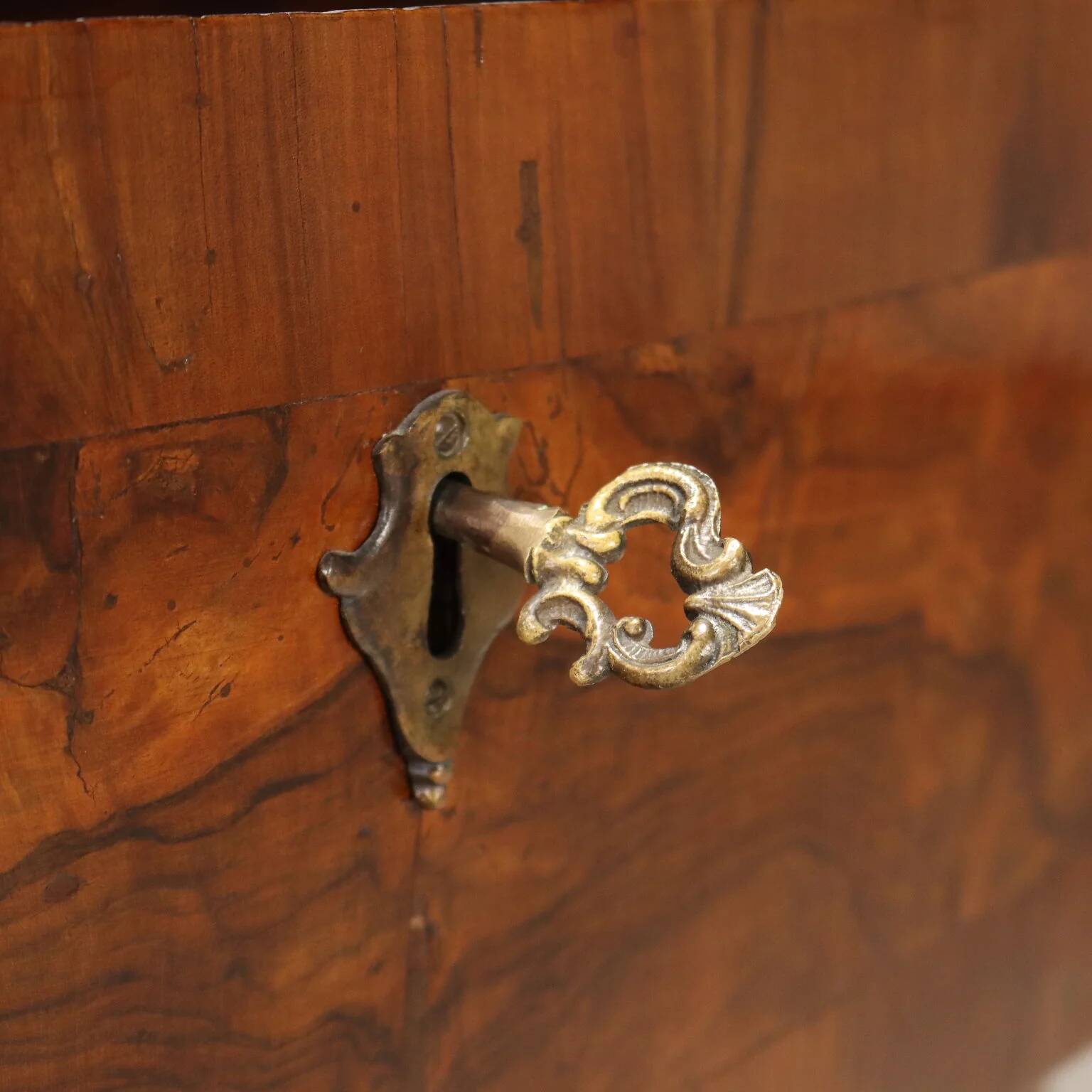 Lombard-Venetian Barocchetto commode in walnut