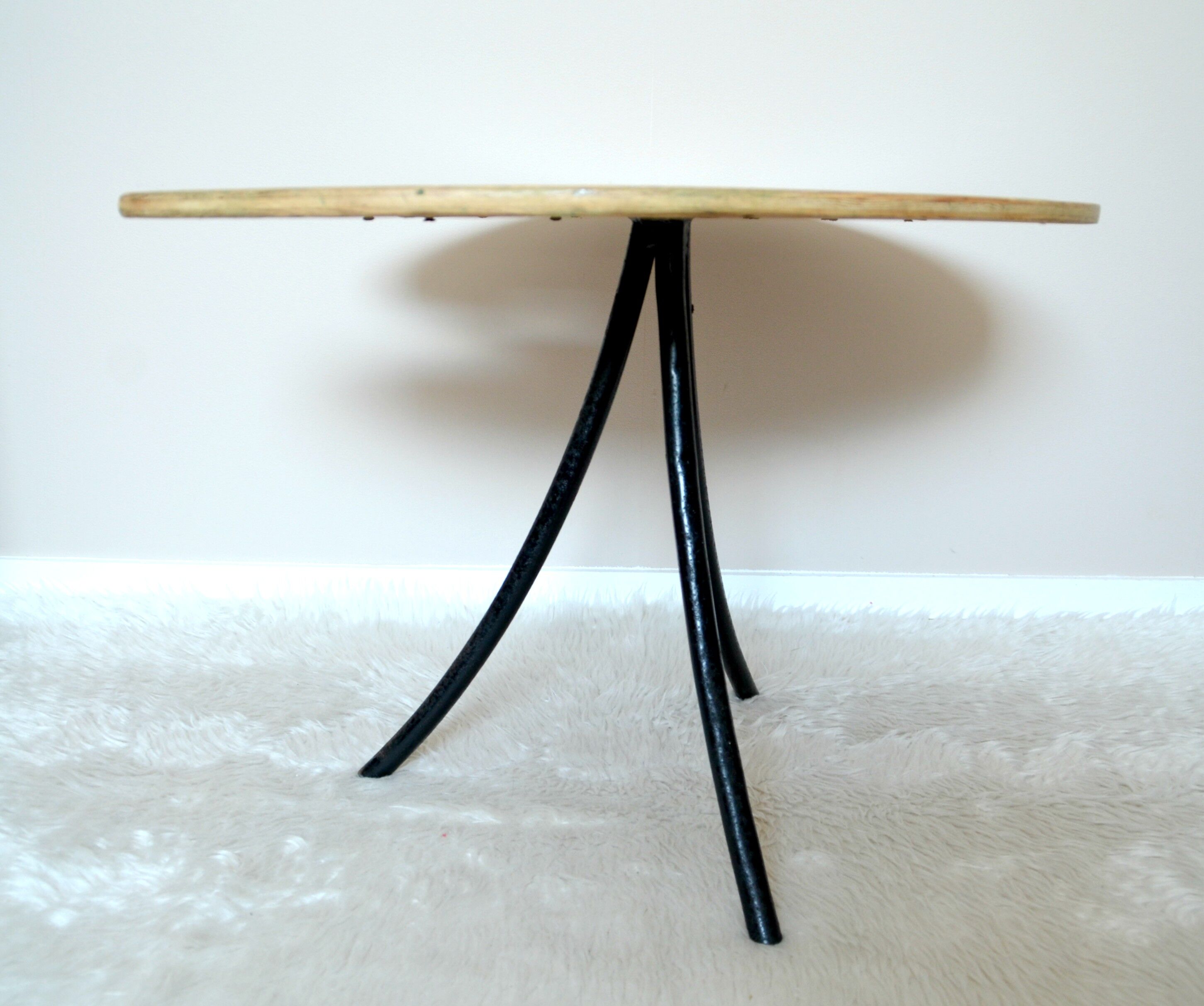 Coffee table tripod feet