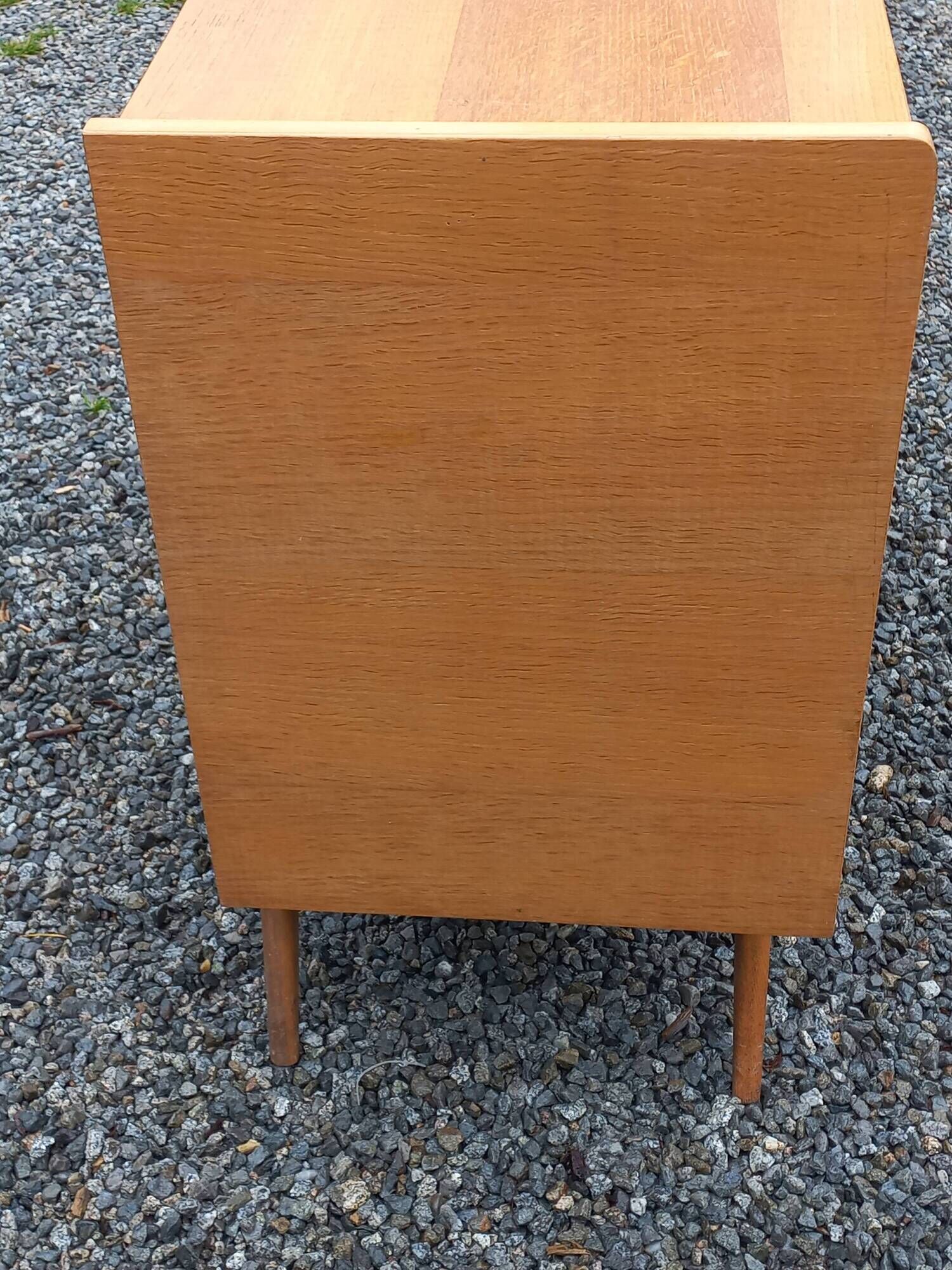 Vintage chest of drawers in light oak and rattan with tapered legs, 3 drawers from the 1950s.