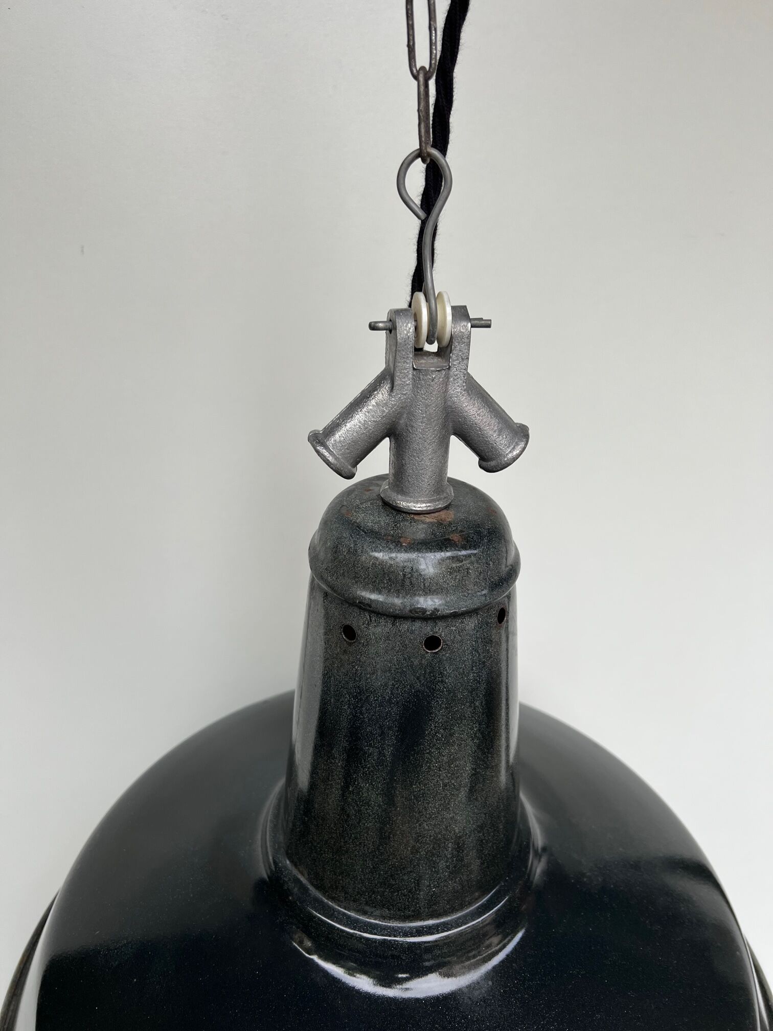 old LAMP SUSPENSION sheet metal enamelled color BLACK, white enamel inside Ø42cm
