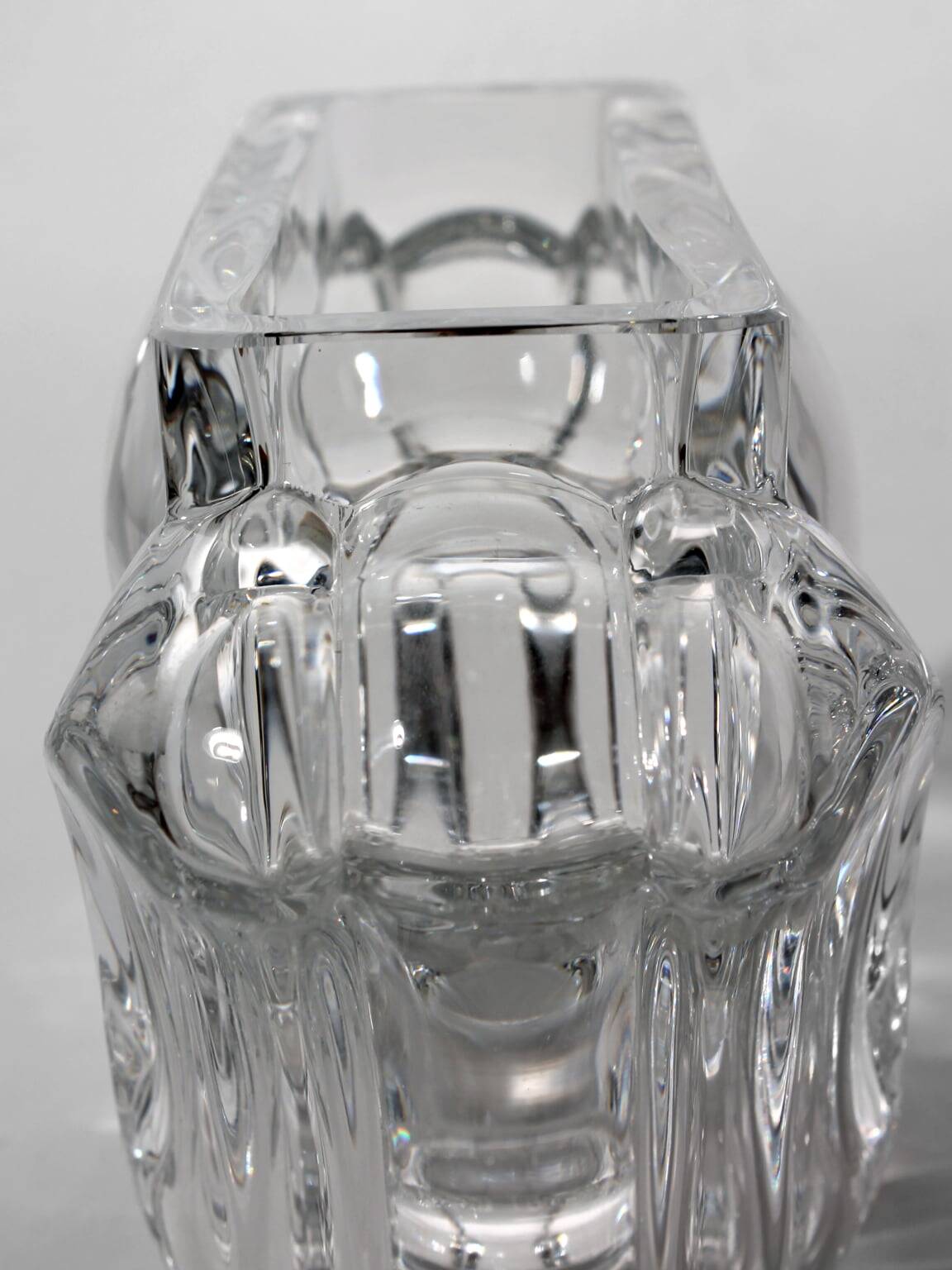 Vase en cristal plein "Tulipe" de Lars Hellsten, pour Orrefors, Suède
