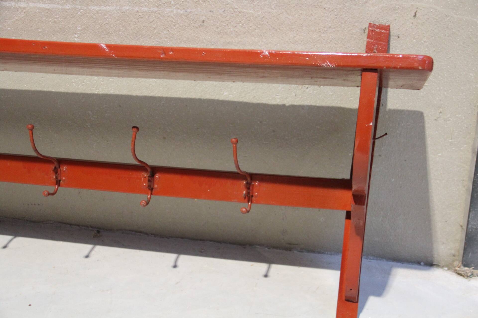 Ancienne étagère d'atelier avec 6 patères