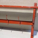 Ancienne étagère d'atelier avec 6 patères