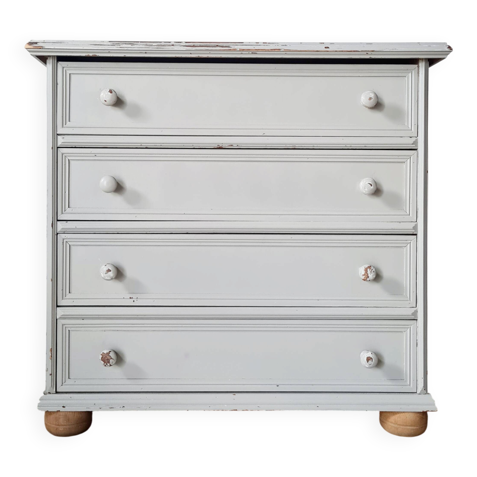 Commode ancienne à 4 tiroirs en bois peint gris perle patiné et pieds boules
