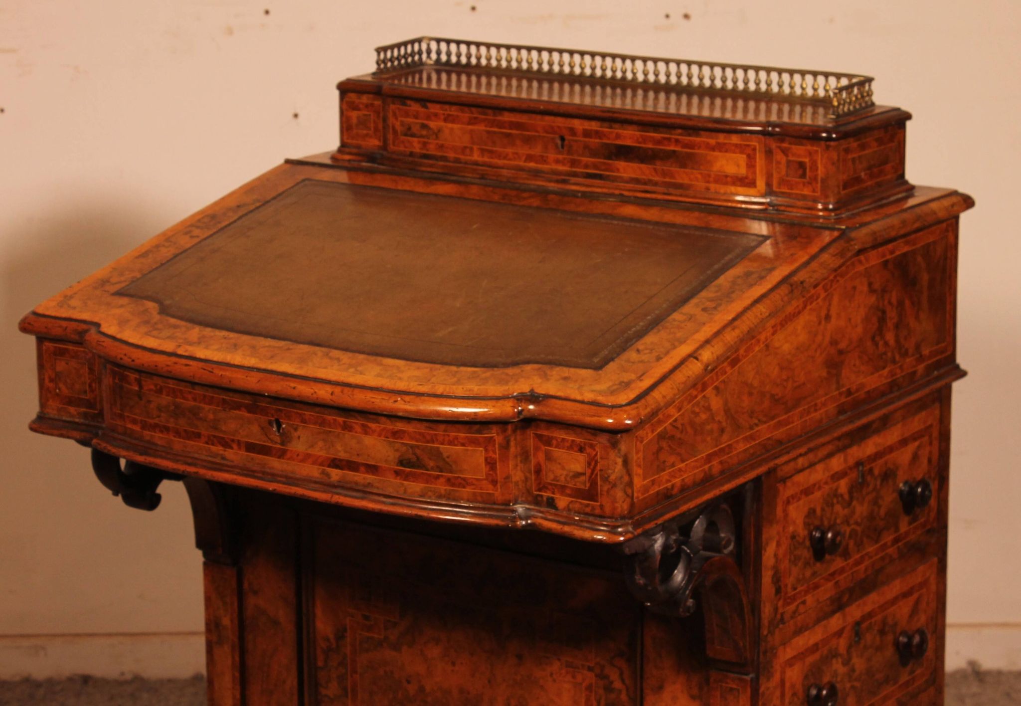 Davenport desk in burr walnut and inlays from the first part of