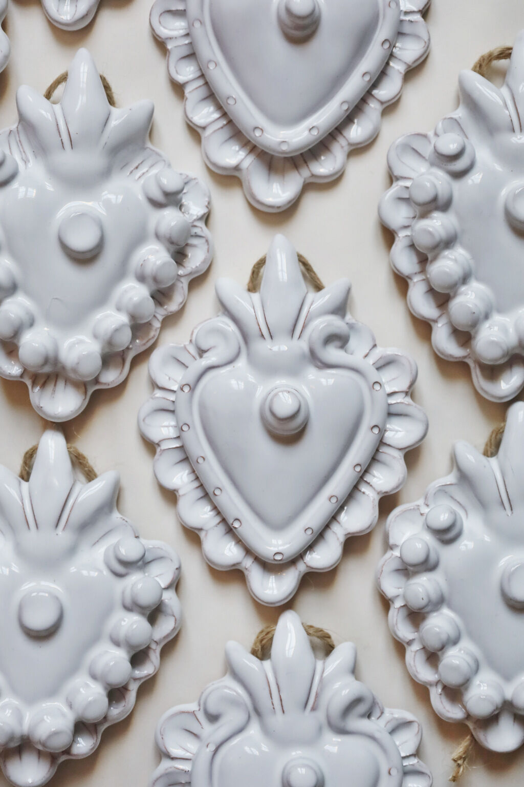 Decorative heart in white ceramic "ribbon"