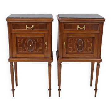 Paire de tables de chevet de style Louis XVI avec incrustations et plateau en marbre, Italie, 1