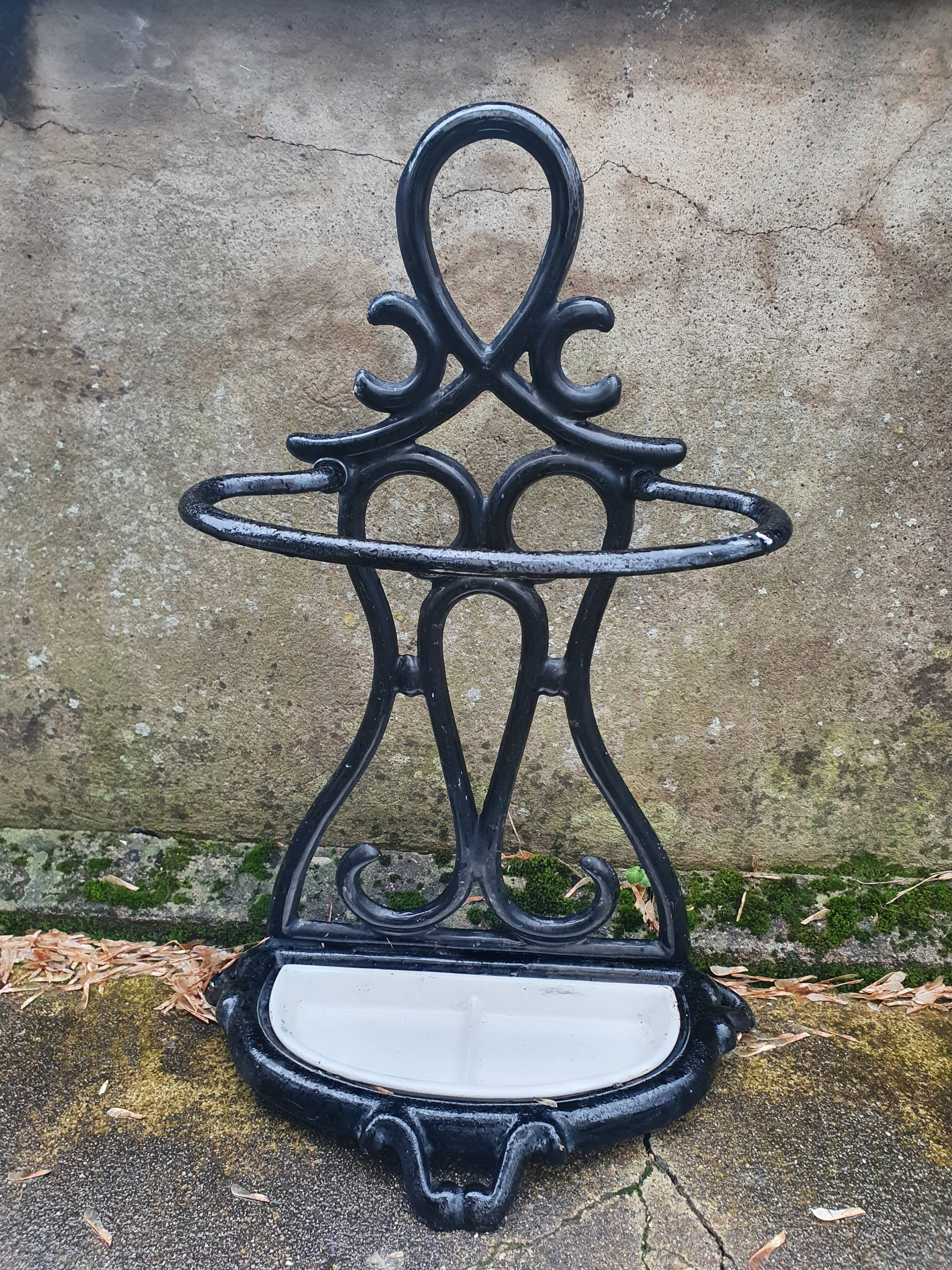 Enamelled cast iron umbrella rod holder
