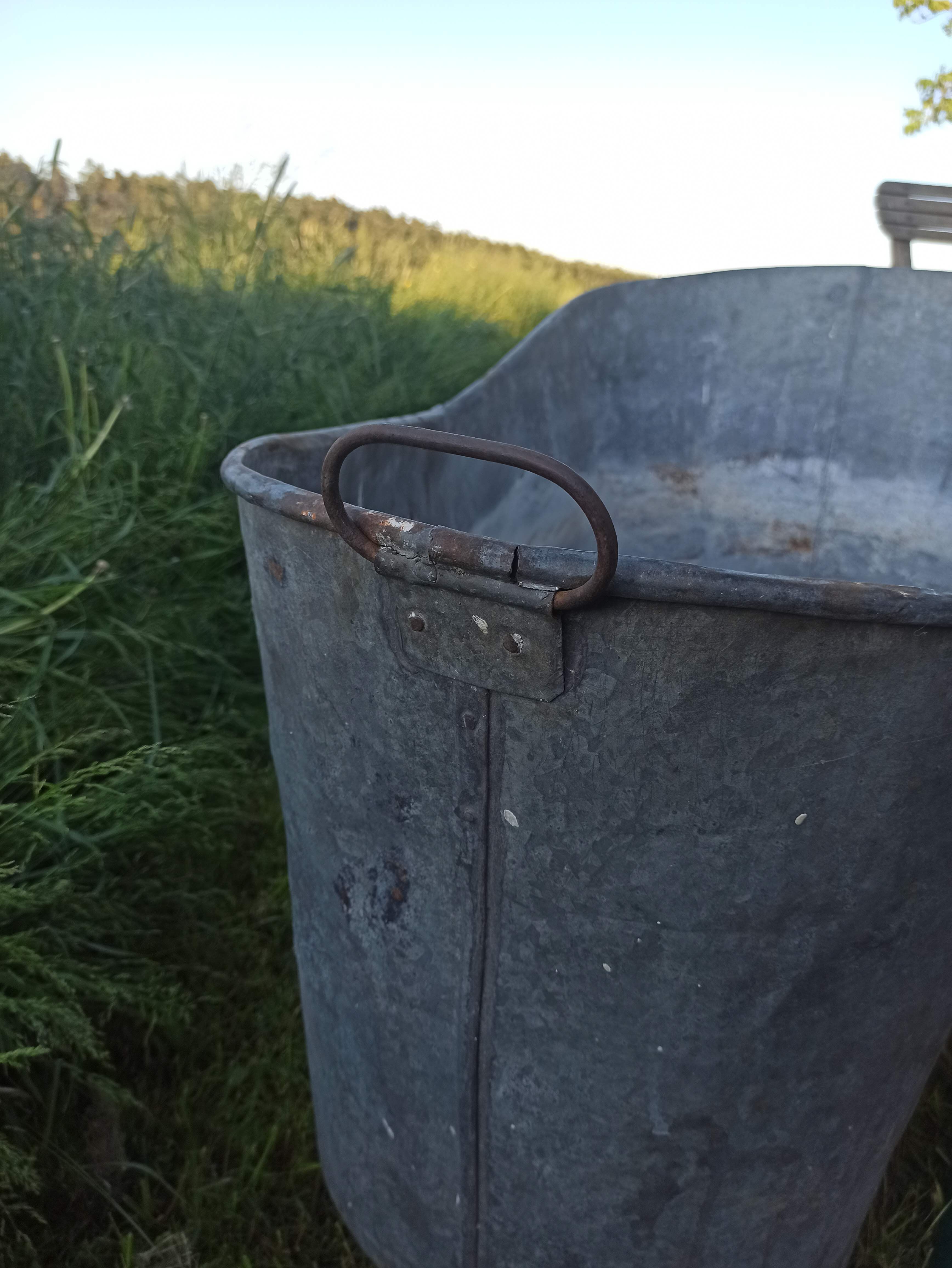 Ancienne baignoire en zinc pour le jardin.