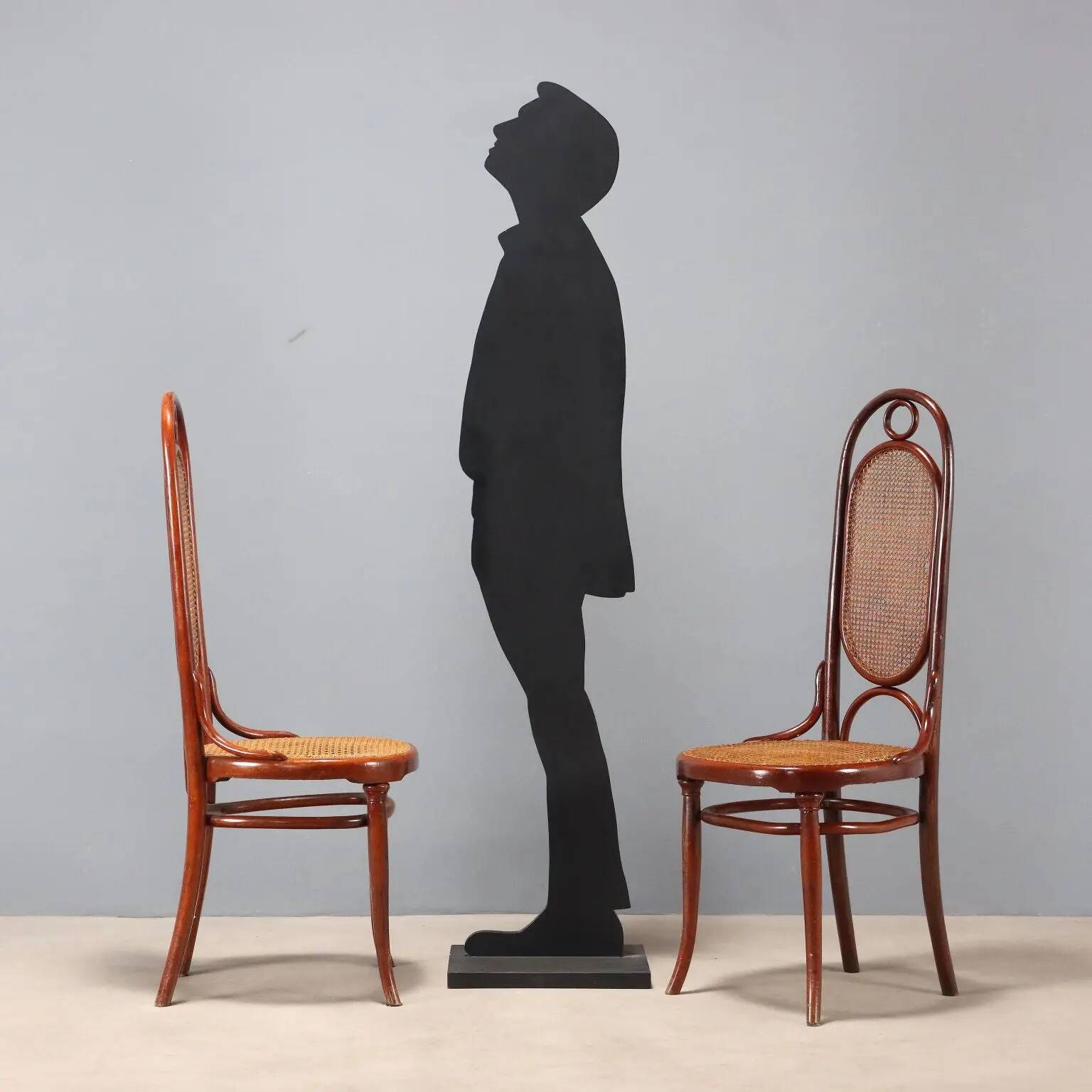Lot de quatre chaises Thonet anciennes en hêtre cintré teinté acajou, Vienne, XXe siècle