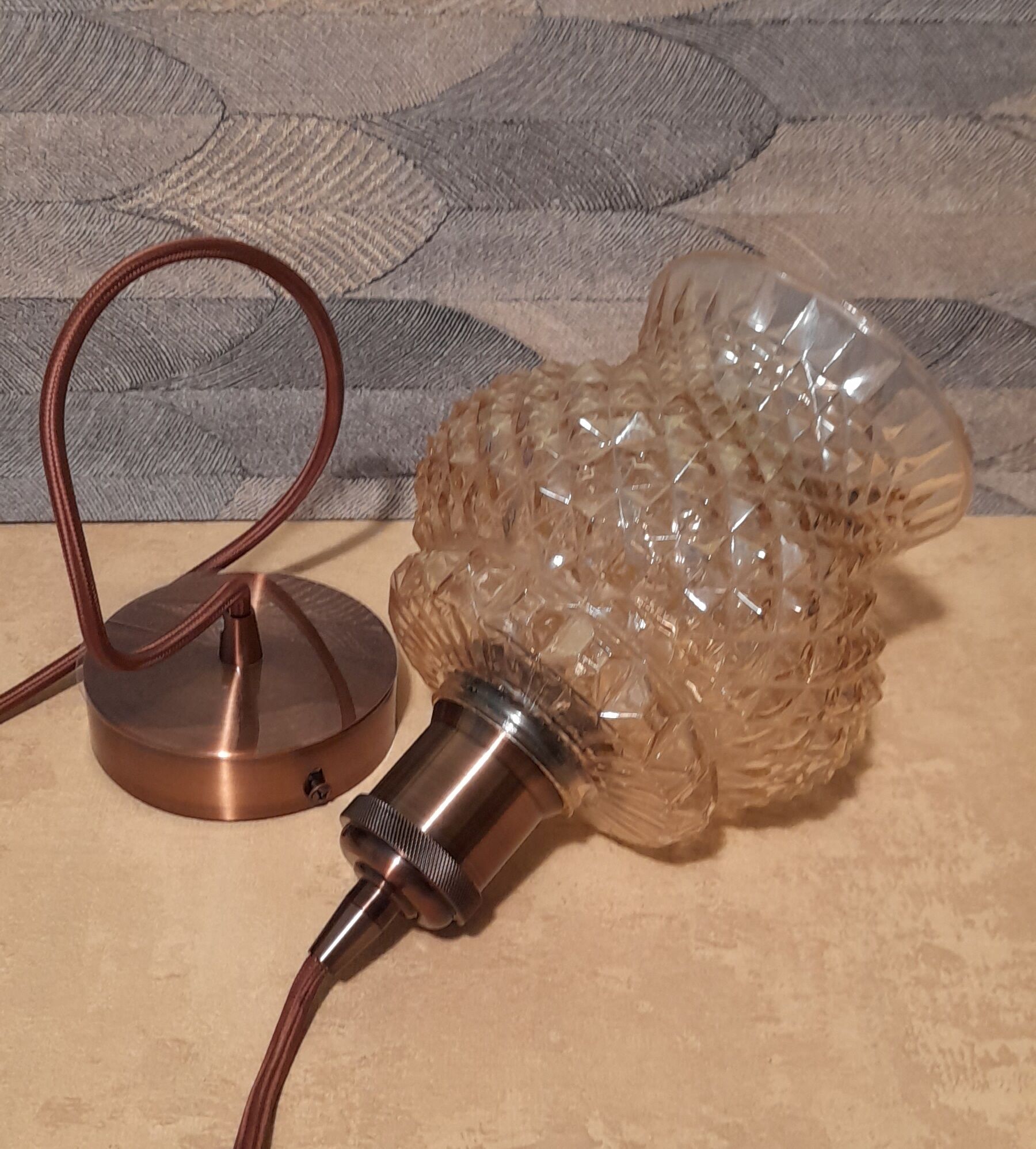 Suspension luminaire tulipe en verre pointe diamant vers 1950's