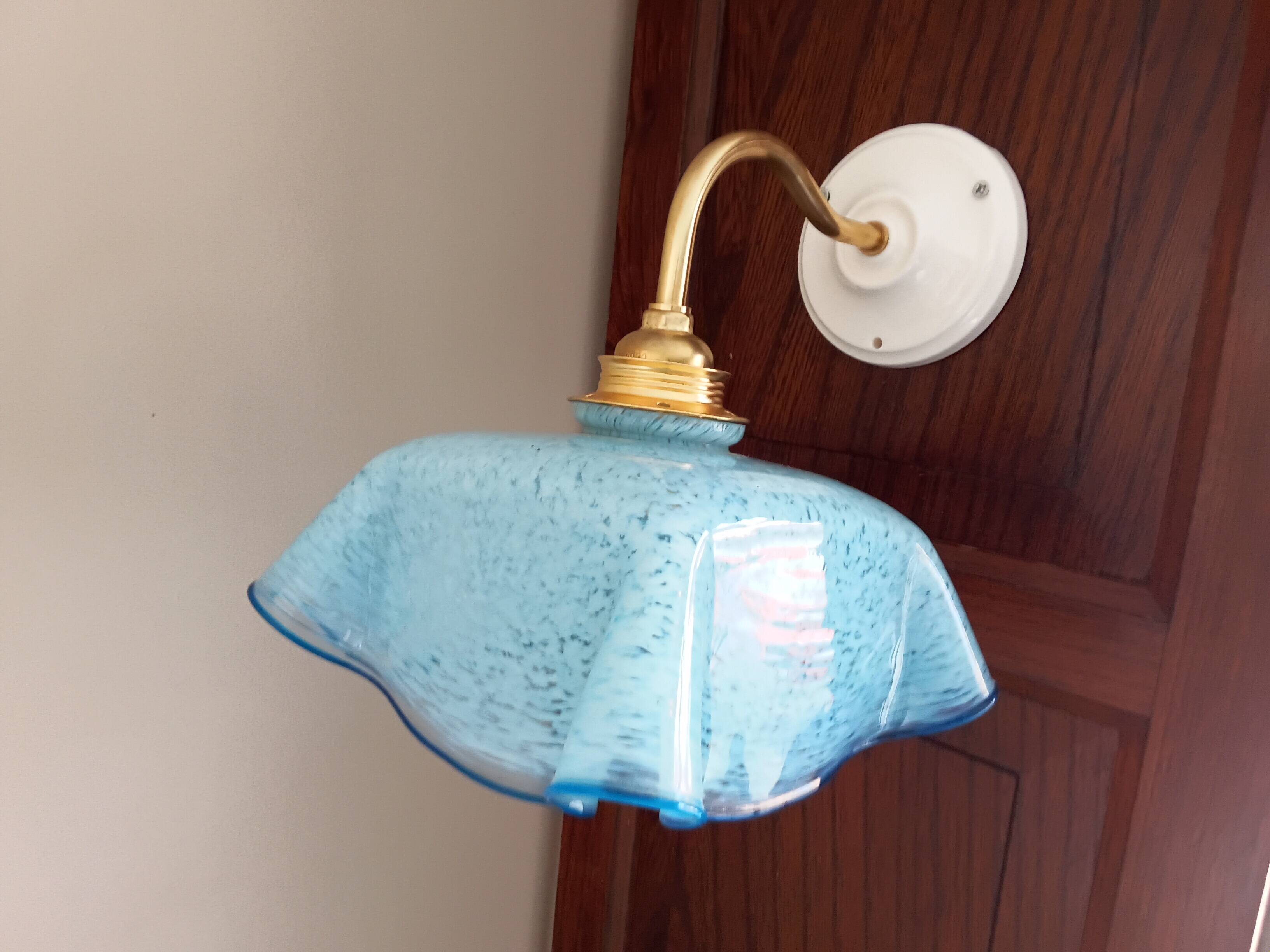 Applique murale Vintage opaline drapée verre de Clichy bleue mouchetée.