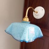 Applique murale Vintage opaline drapée verre de Clichy bleue mouchetée.