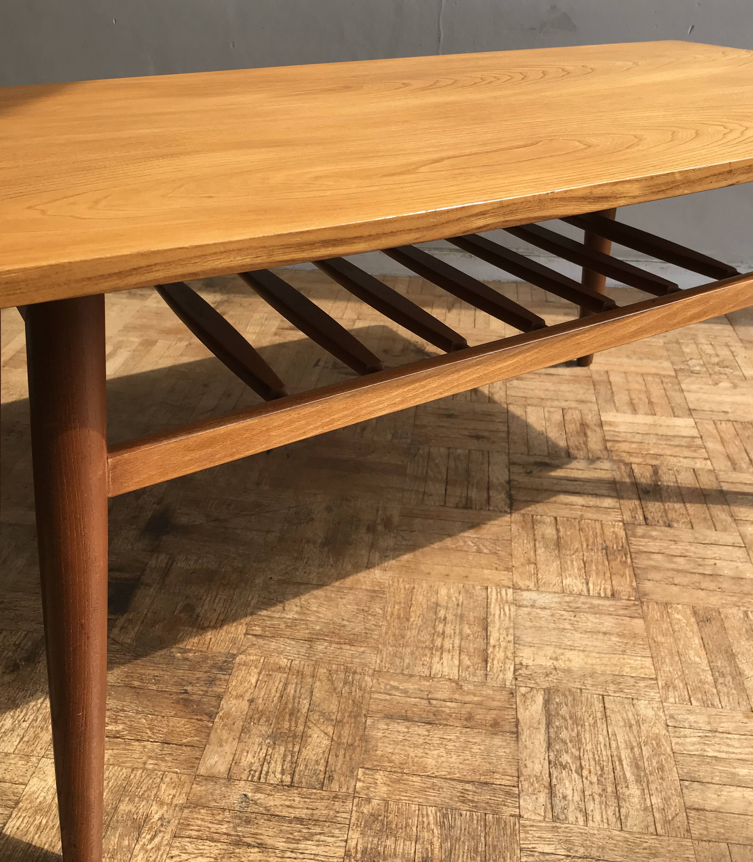 Table basse en teck clair, édition anglaise des années 1960