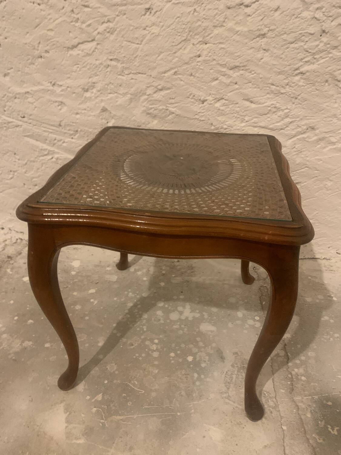 Table d'appoint en bois et osier, années 1940
