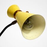 Grande lampe de table sur trépied de style mid-century moderne avec abat-jour diabolo jaune.