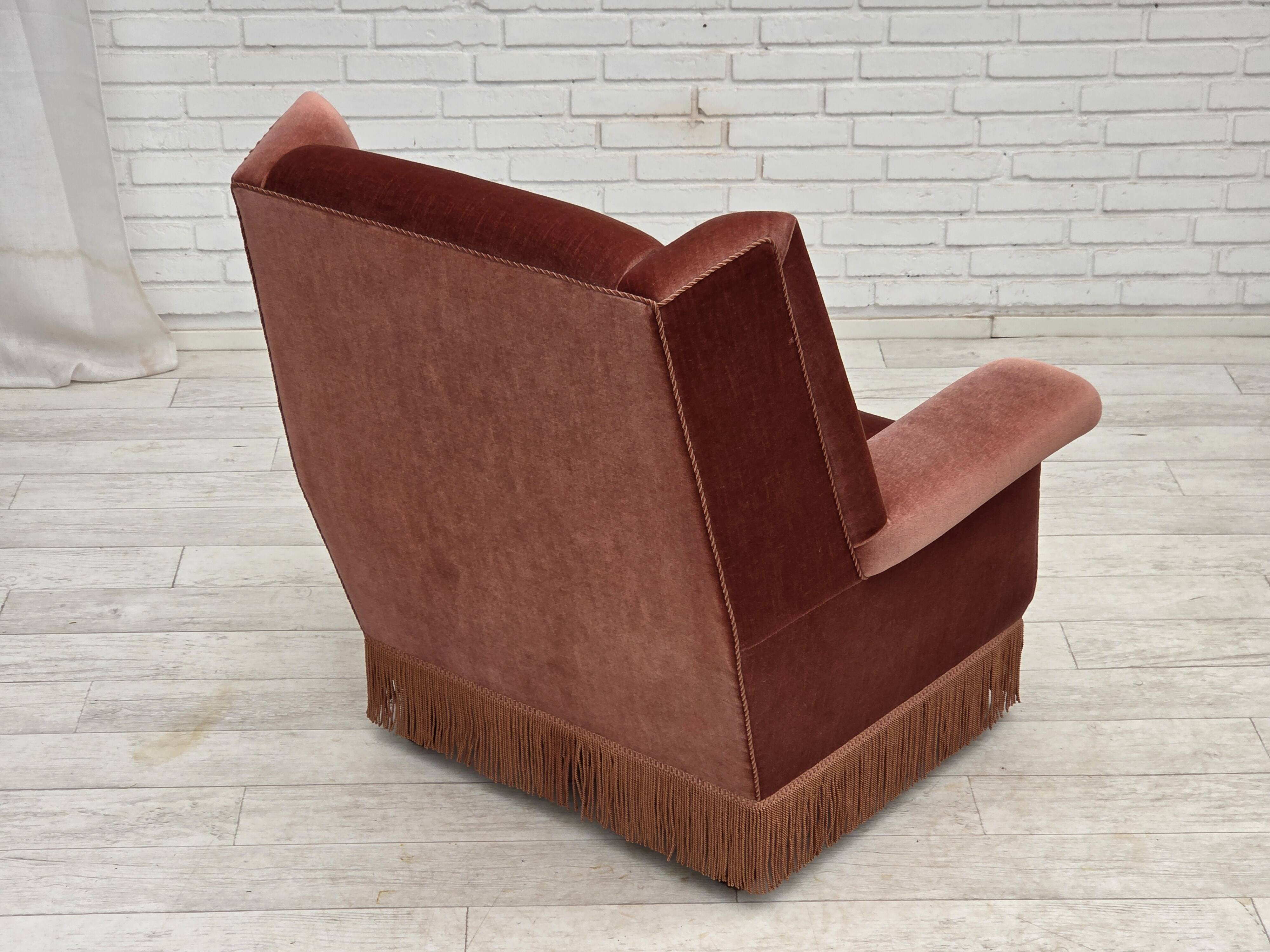 Fauteuil danois à dossier haut, années 1970, velours d'ameublement rose saumon, bois de hêtre.