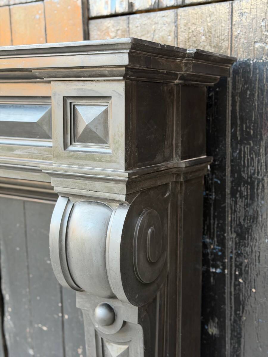 Grande cheminée Napoléon III en marbre noir de Belgique, vers 1880