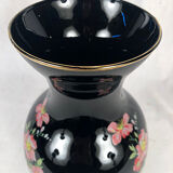 Vase opalin noir à décor de fleurs