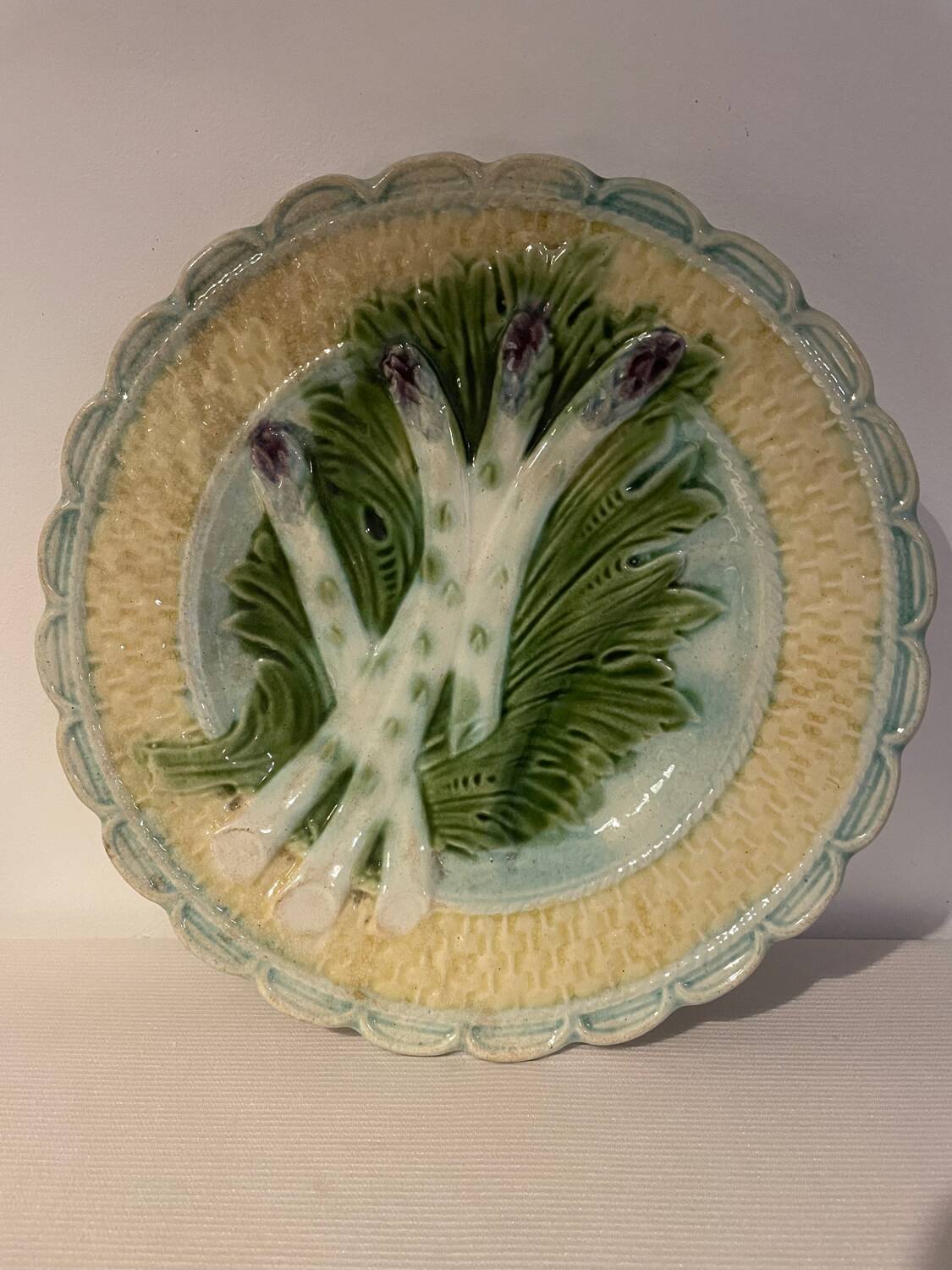 Ancienne assiette en barbotine, motif asperges