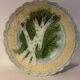 Ancienne assiette en barbotine, motif asperges