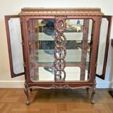 A Louis XV style display cabinet with three beechwood shelves and a white marble top.