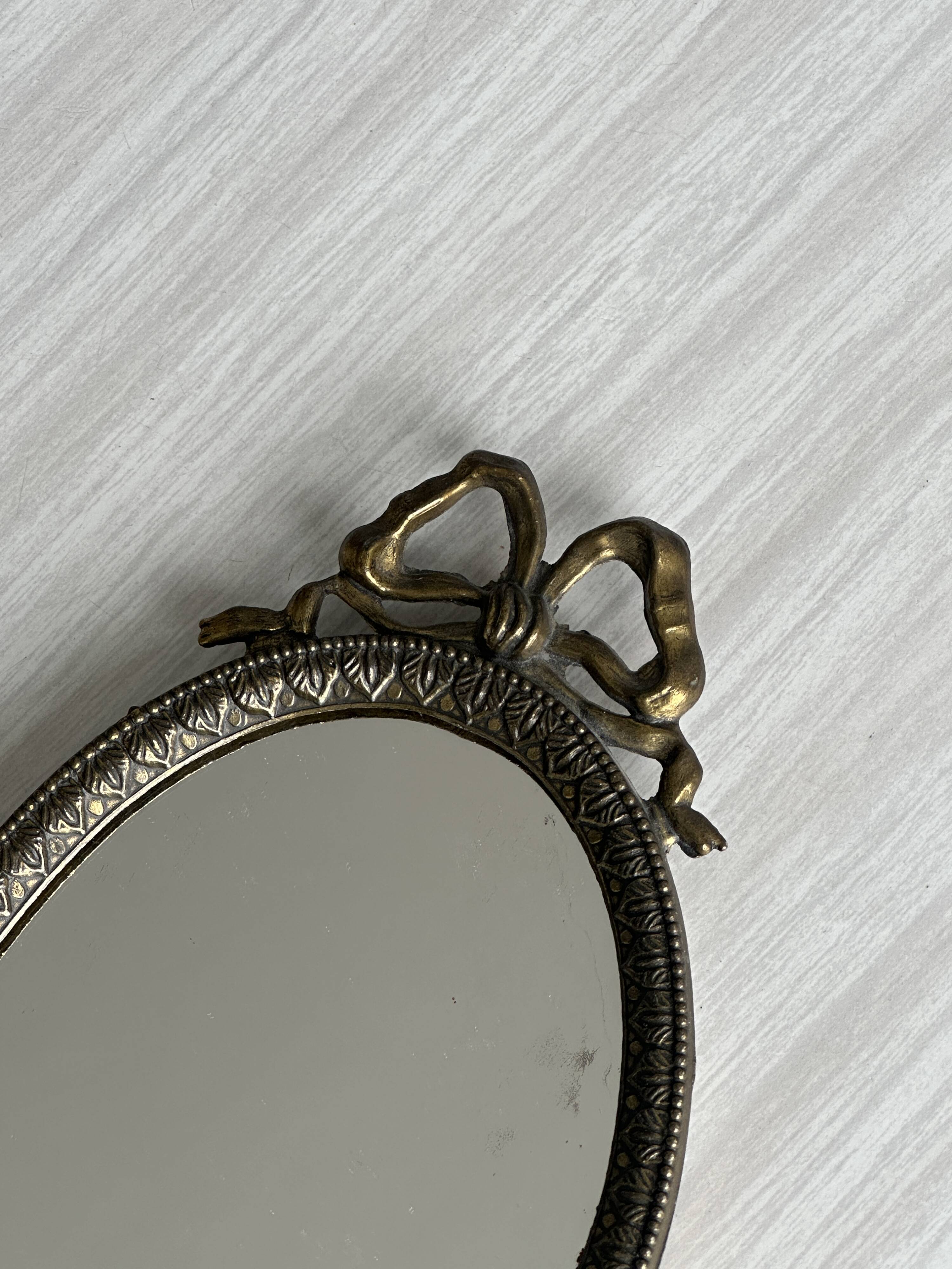 Petit miroir oval ancien