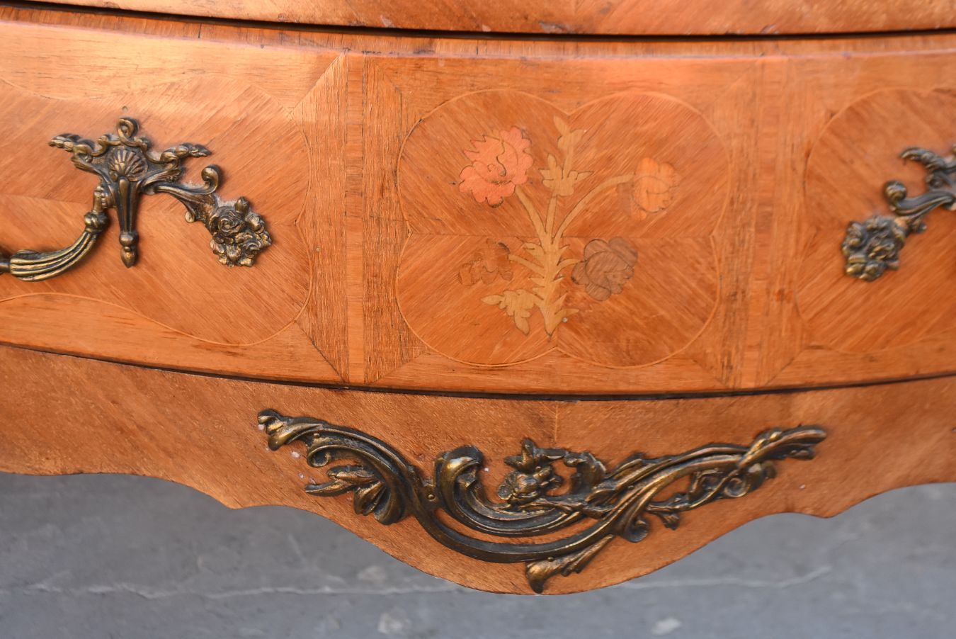 Commode sauteuse Louis XV bois de rose