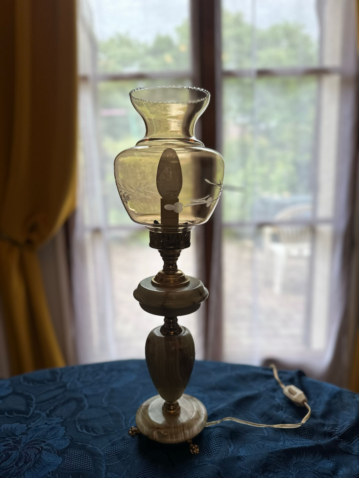 Vintage desk lamp in onyx and brass, oil lamp style.