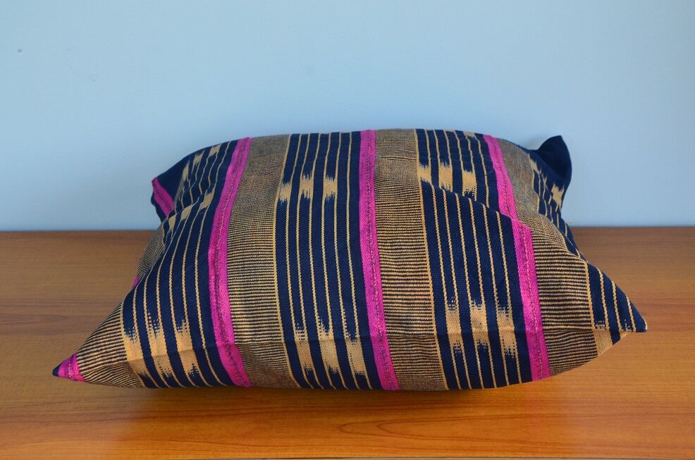 Housse de coussin en tissu baoulé rose