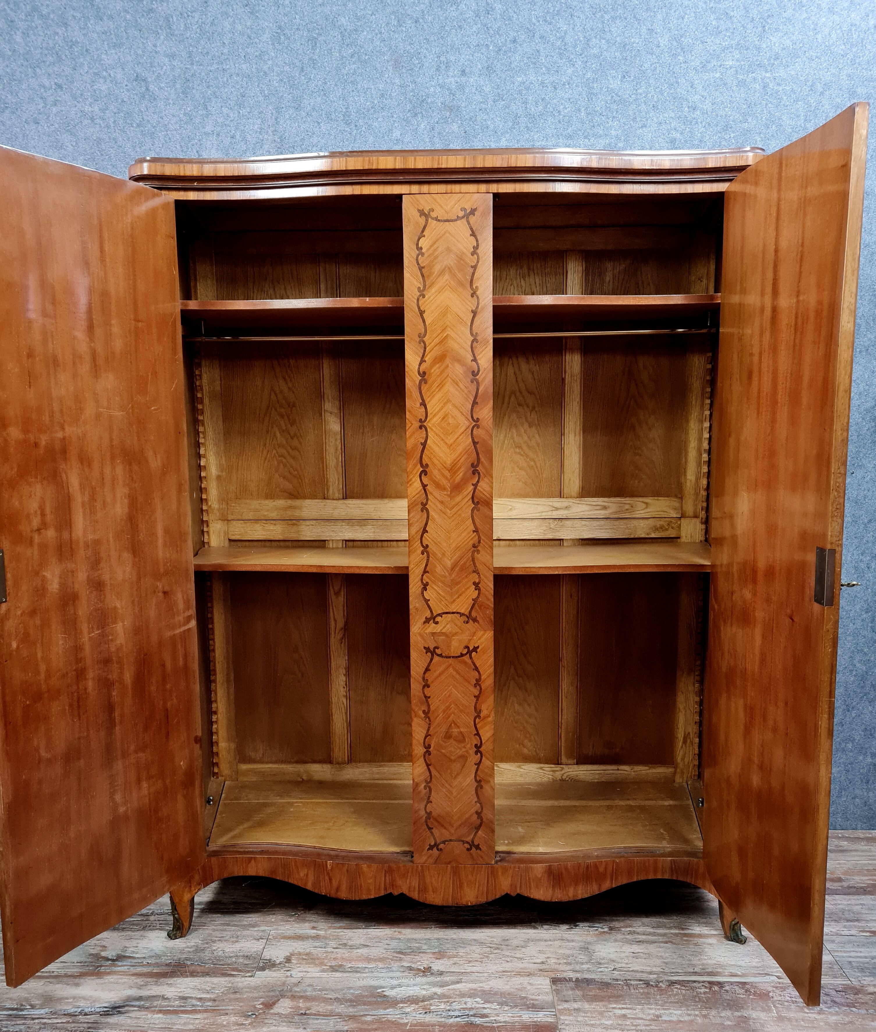 Louis XV cabinet curved in precious wood marquetry around 1900-1930