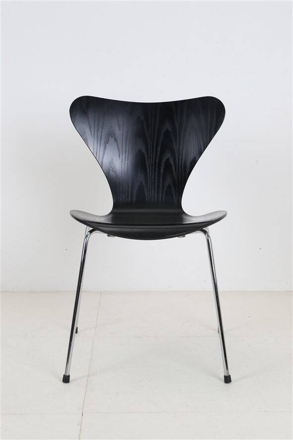 Black "3107" / "Series 7" chair by Arne Jacobsen for Fritz Hansen / Danish mid-century modern design