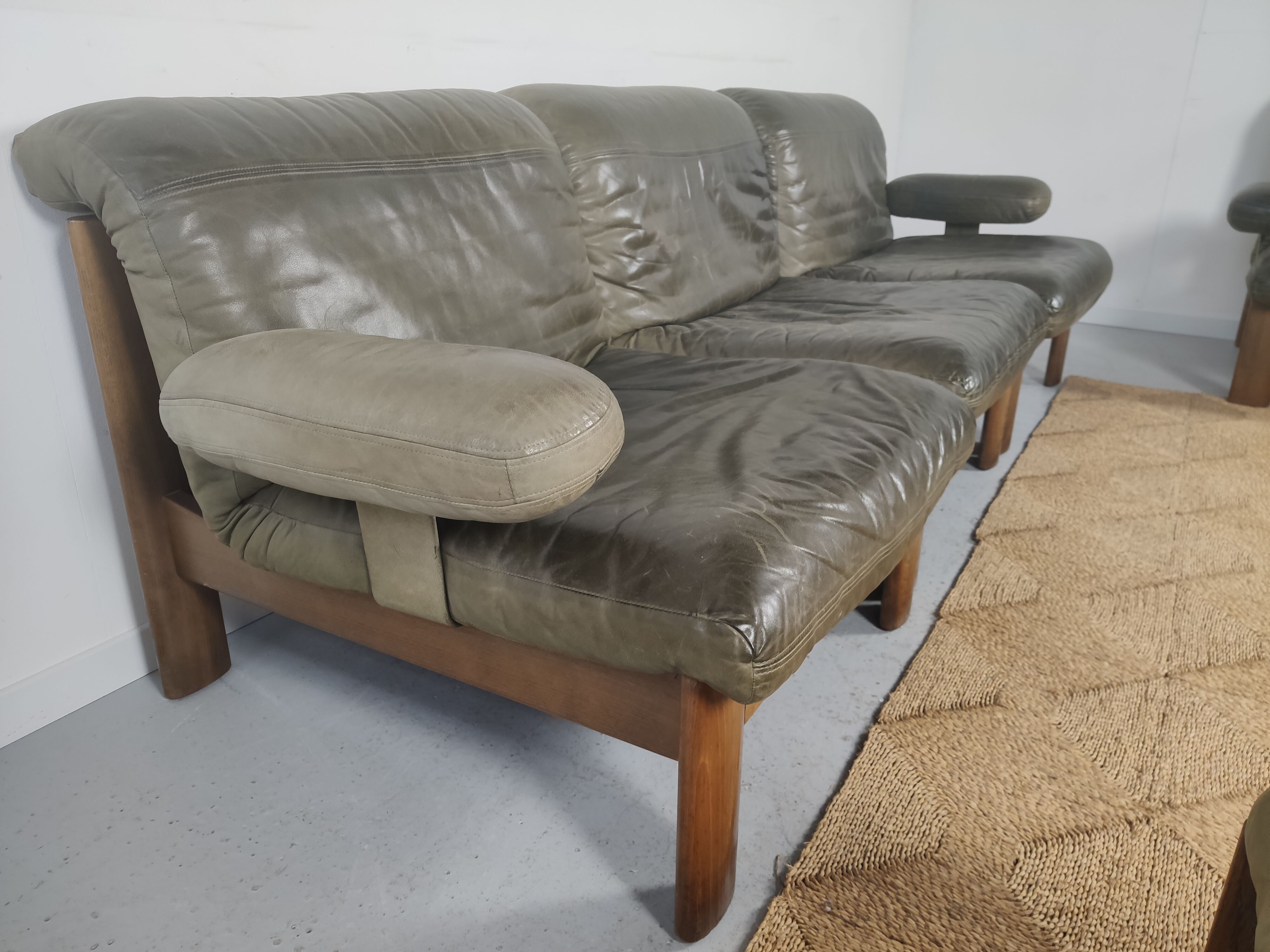 Modulable sofa an armchair in leather and wood
