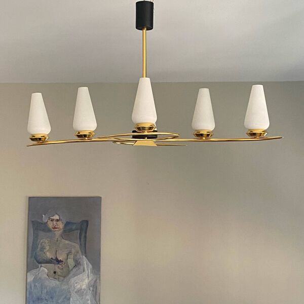 Grand lustre 1950 1960 métal doré et 6 tulipes en verre opaline blanc Arlus