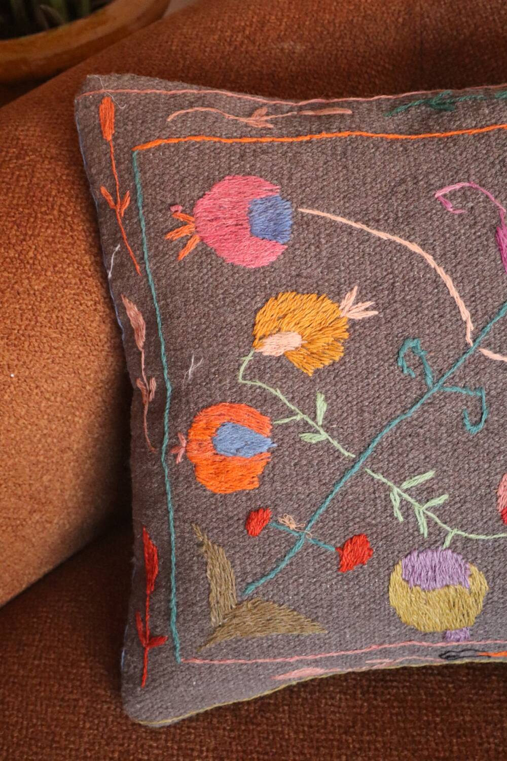 Coussin suzani en laine coloré à broderies bohème