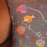 Coussin suzani en laine coloré à broderies bohème