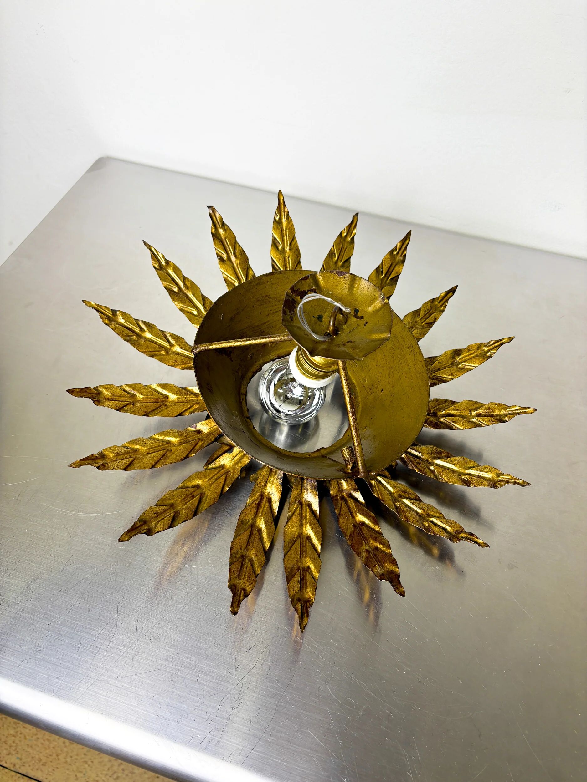 Plafonnier ou applique florale en feuillage en forme de soleil, France, années 1970